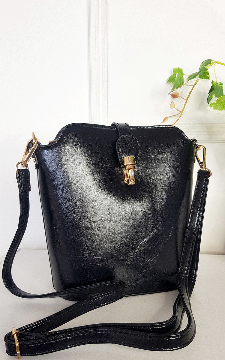 Faux Leather Crossbody Bag with Gold Detail and Adjustable Strap Moda