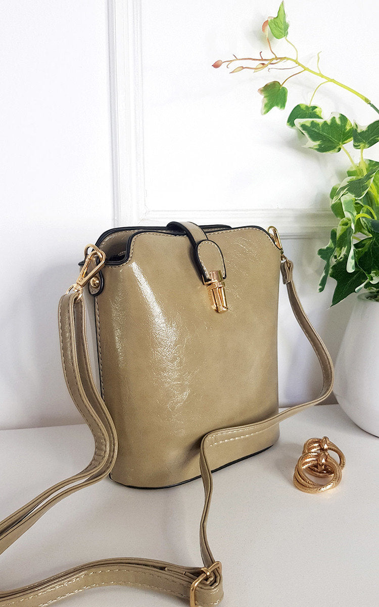 Faux Leather Crossbody Bag with Gold Detail and Adjustable Strap Moda