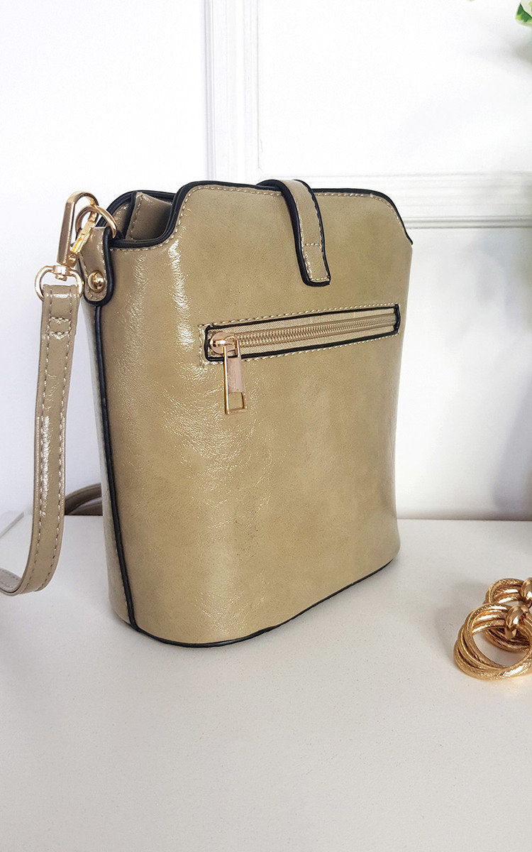 Faux Leather Crossbody Bag with Gold Detail and Adjustable Strap Moda