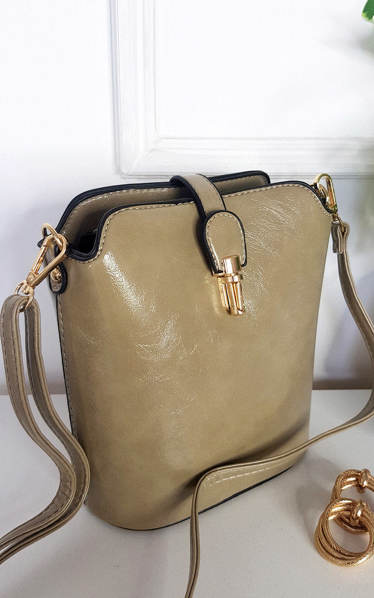 Faux Leather Crossbody Bag with Gold Detail and Adjustable Strap Moda