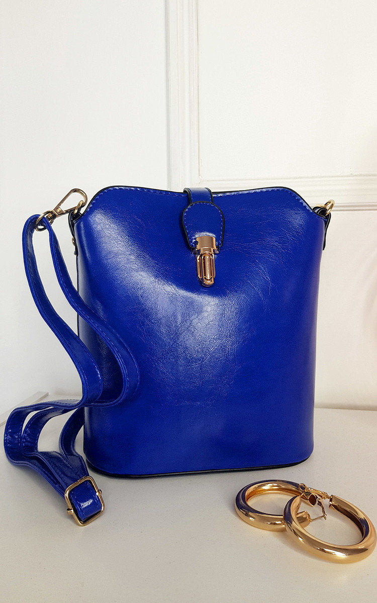 Faux Leather Crossbody Bag with Gold Detail and Adjustable Strap Moda