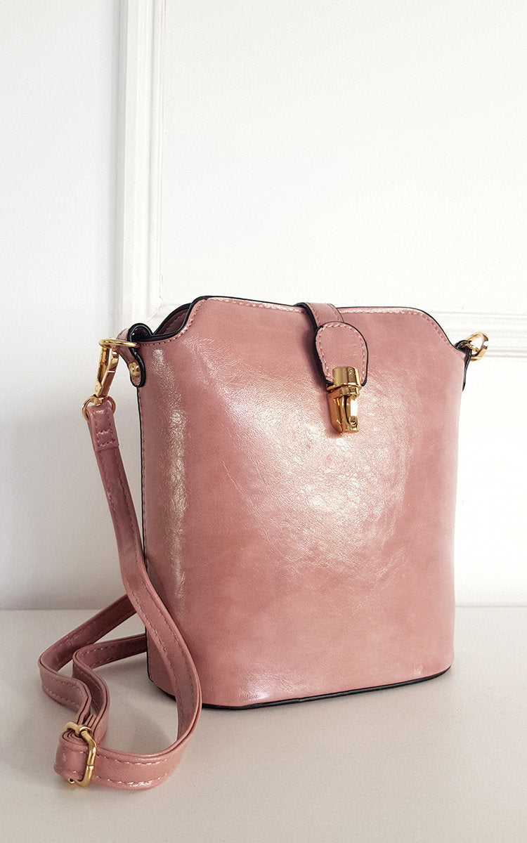 Faux Leather Crossbody Bag with Gold Detail and Adjustable Strap Moda