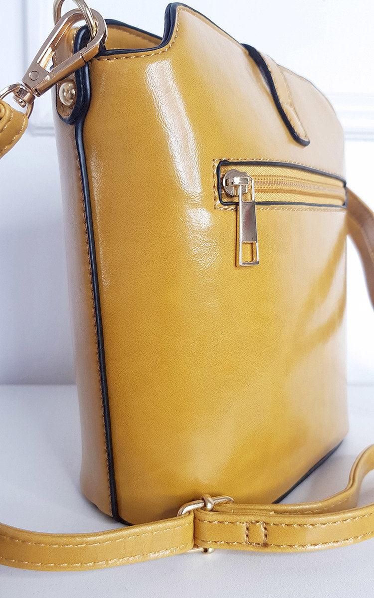 Faux Leather Crossbody Bag with Gold Detail and Adjustable Strap Moda