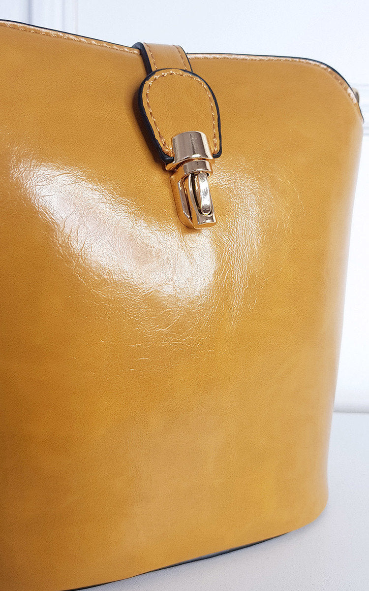 Faux Leather Crossbody Bag with Gold Detail and Adjustable Strap Moda