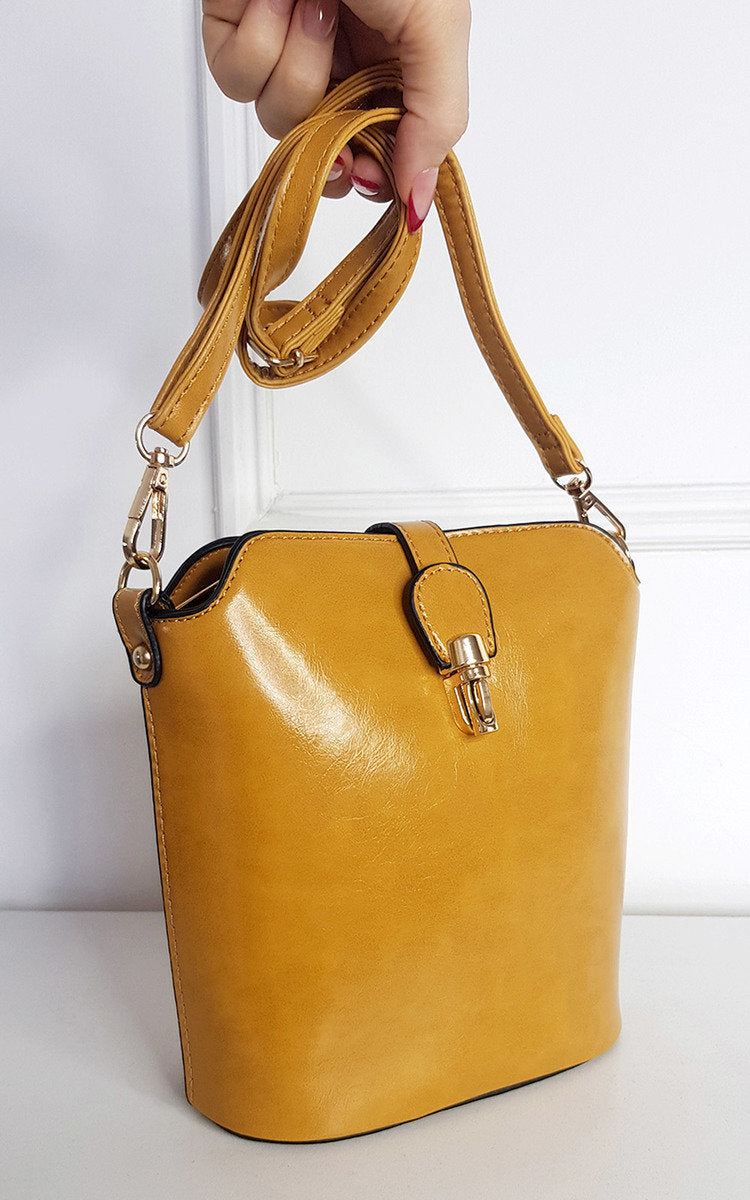 Faux Leather Crossbody Bag with Gold Detail and Adjustable Strap Moda