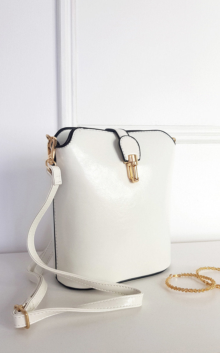 Faux Leather Crossbody Bag with Gold Detail and Adjustable Strap Moda