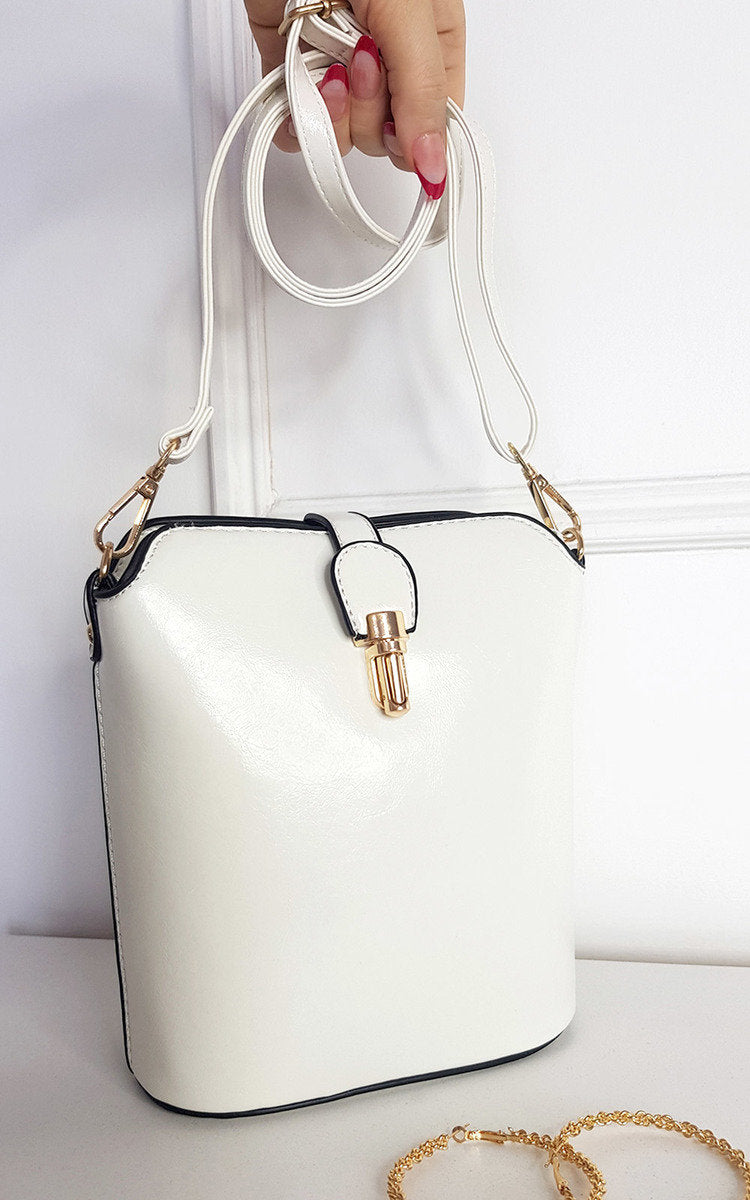 Faux Leather Crossbody Bag with Gold Detail and Adjustable Strap Moda