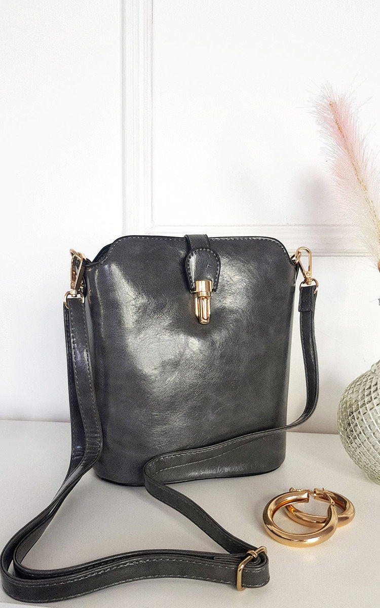 Faux Leather Crossbody Bag with Gold Detail and Adjustable Strap Moda