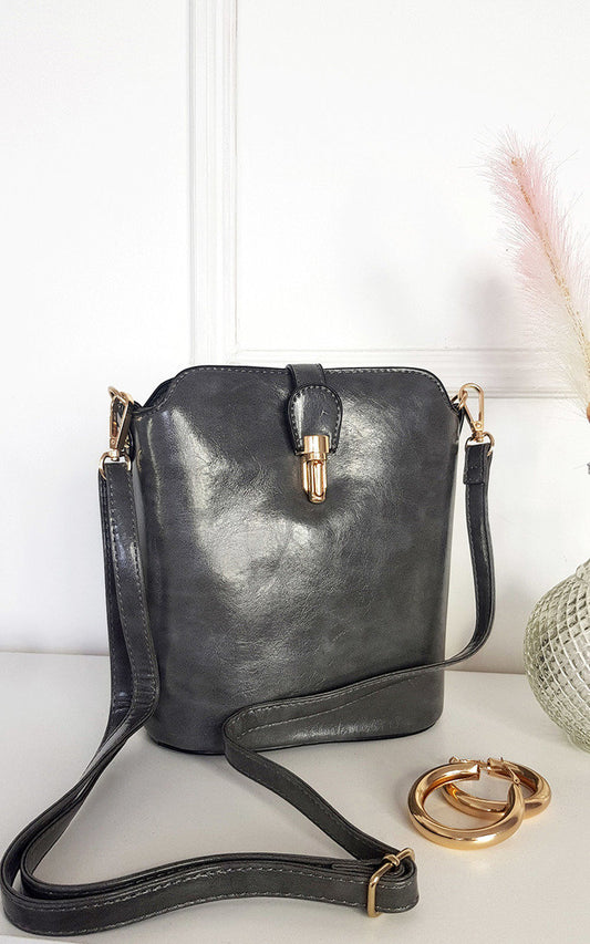 Faux Leather Crossbody Bag with Gold Detail and Adjustable Strap Moda