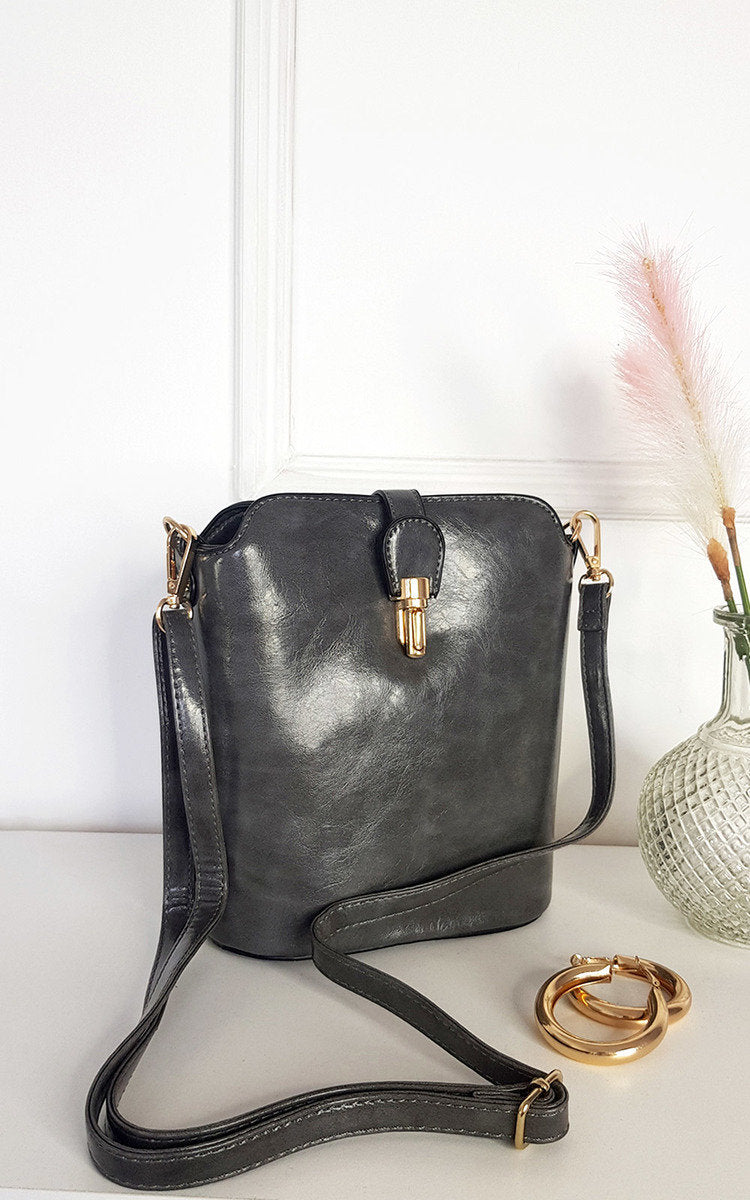 Faux Leather Crossbody Bag with Gold Detail and Adjustable Strap Moda