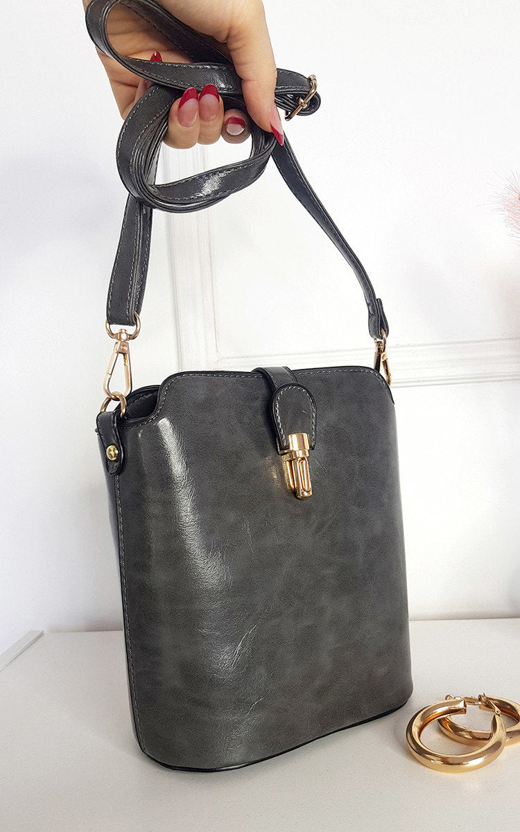 Faux Leather Crossbody Bag with Gold Detail and Adjustable Strap Moda