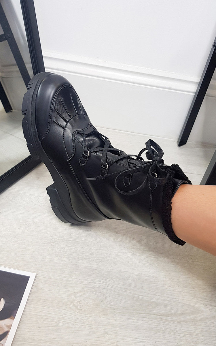 Lace Up Faux Leather Chunky Boots Moda