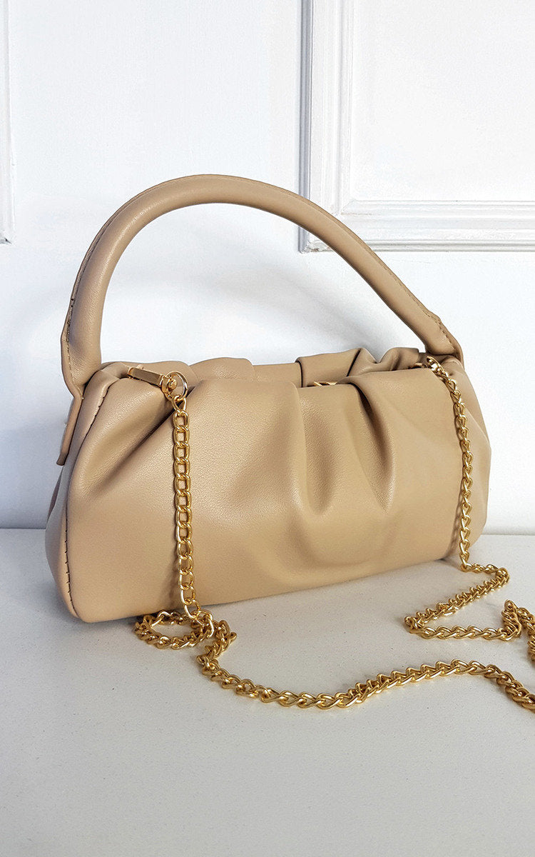 Faux Leather Shoulder Bag with Chain Detail Moda