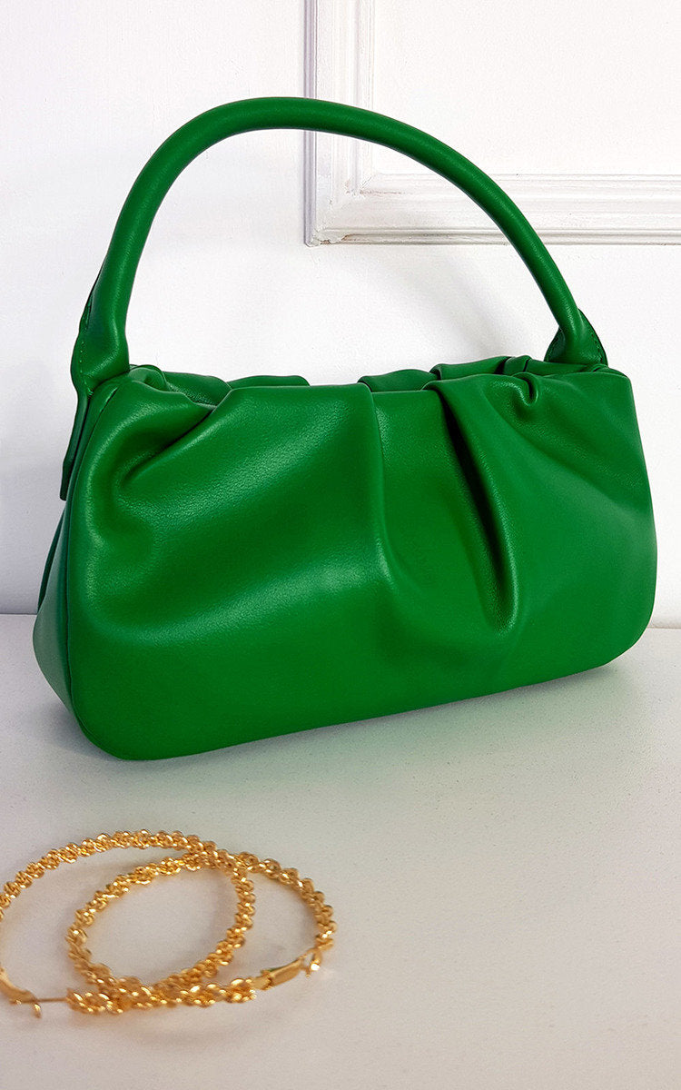 Faux Leather Shoulder Bag with Chain Detail Moda