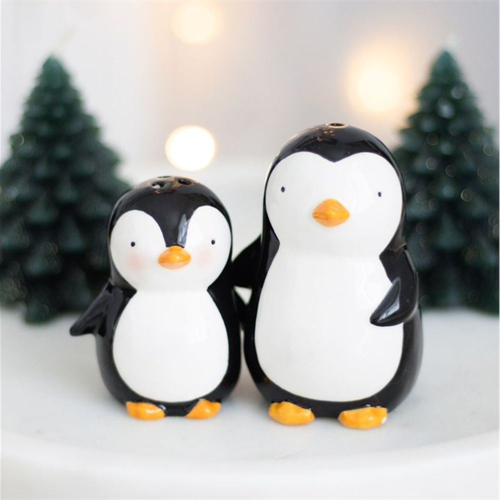 Hugging Penguins Salt and Pepper Shakers N/A